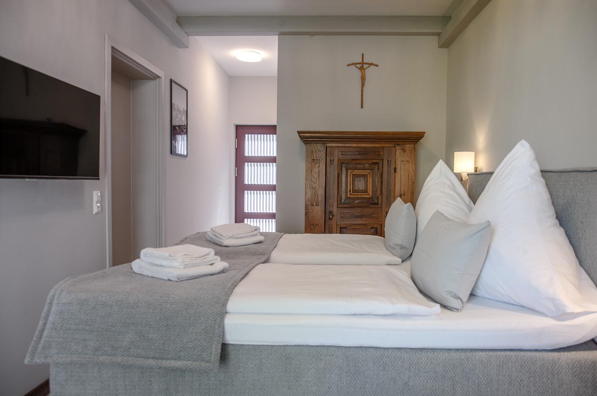 Bett im Classic Zimmer des Hotel Remisenhof.