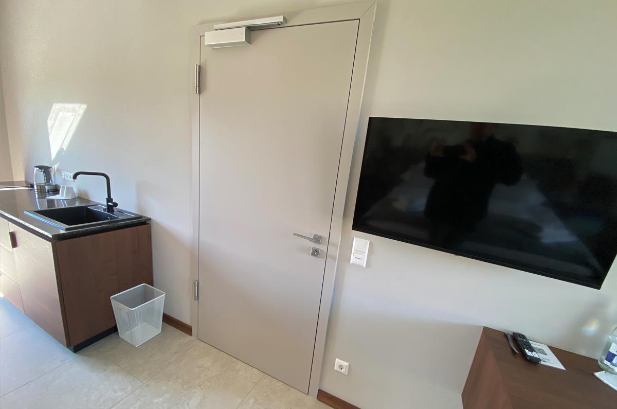 Verbindungstüre zwischen zwei Zimmer einer Suite in den Klosterblick Suiten.