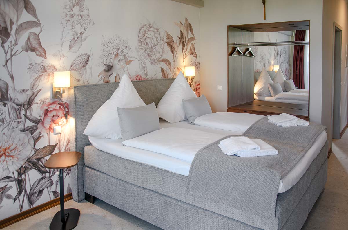 Das Bett im Komfort Zimmer Residence in einer seitlichen Ansicht.