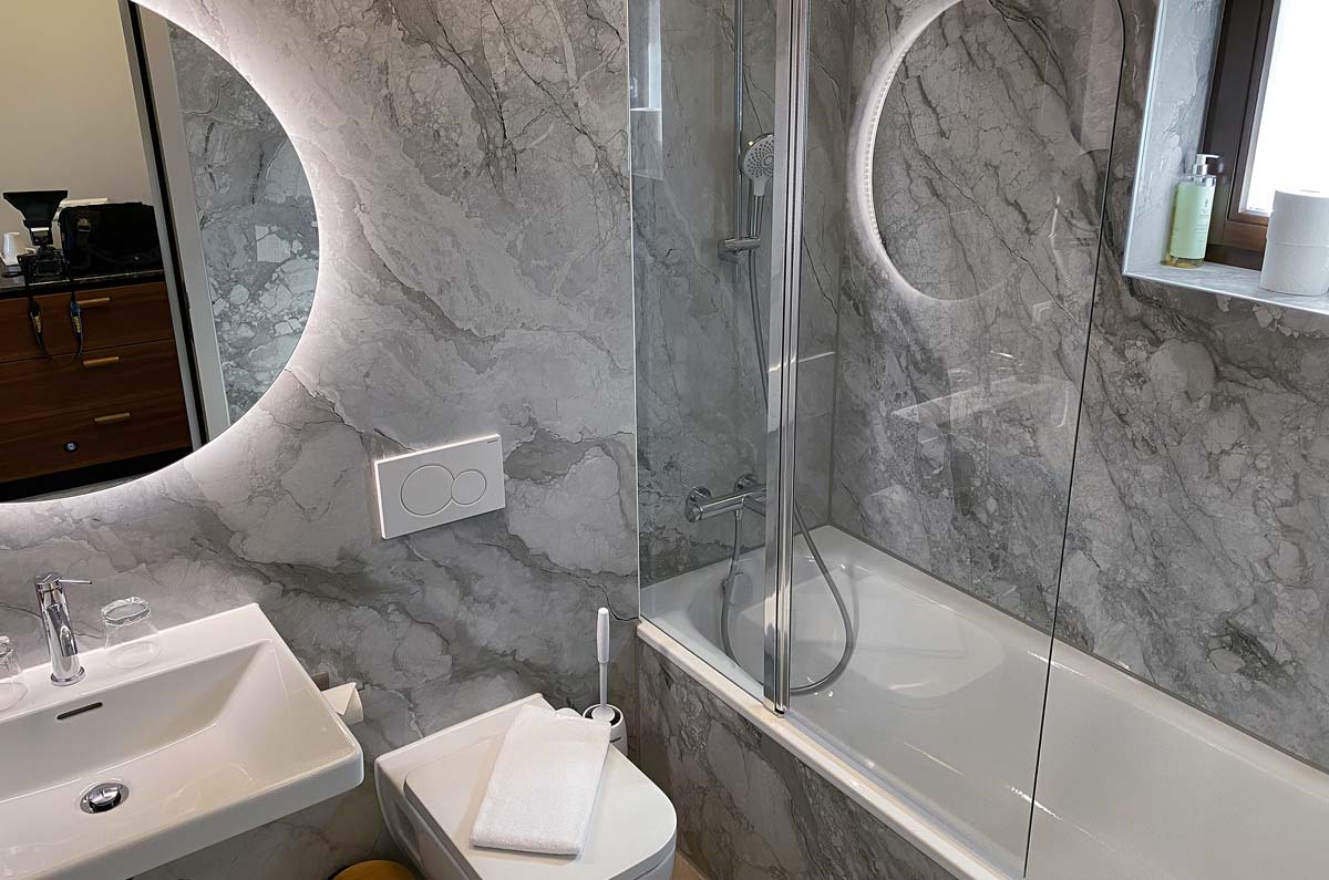 Das Badezimmer im Komfort Zimmer Residence des Parkhotel Remisenhof.