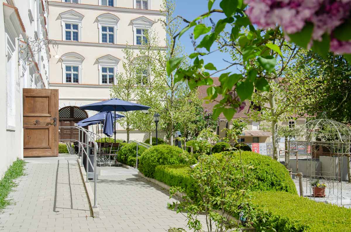 Die Aussenansicht vom Biergarten der Gaststätte.