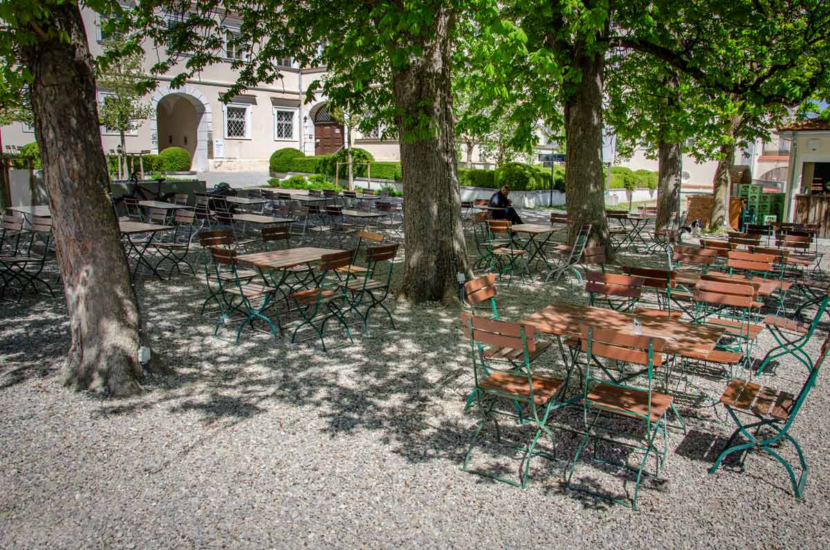 Der Biergarten der Gaststätte zum goldenen Pflug.
