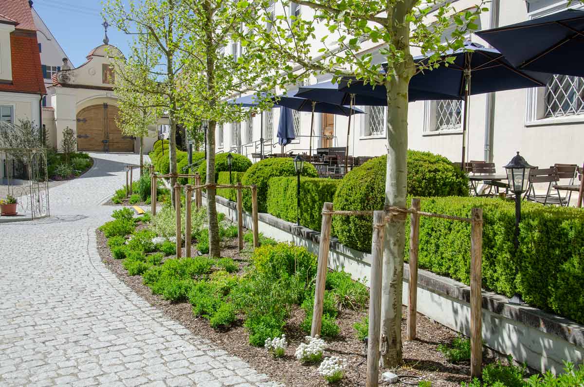 Innenhof des Kloster Wettenhausen mit Blick auf den Biergarten.