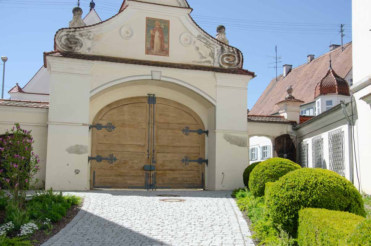 Das Eingangstor des Klosters Wettenhausen.